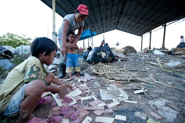 BALI, INDONESIA 11 APRILE: Povero di Giava che lavora in una discarica l '11 aprile 2012 a Bali, Indonesia. Bali produce giornalmente 10.000 metri cubi di rifiuti . — Foto Stock